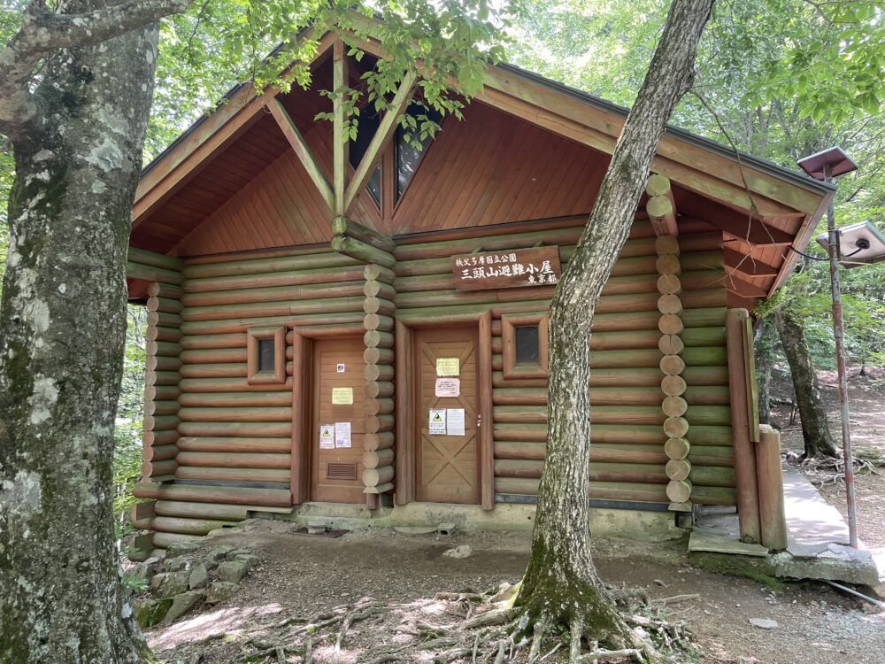三頭山避難小屋