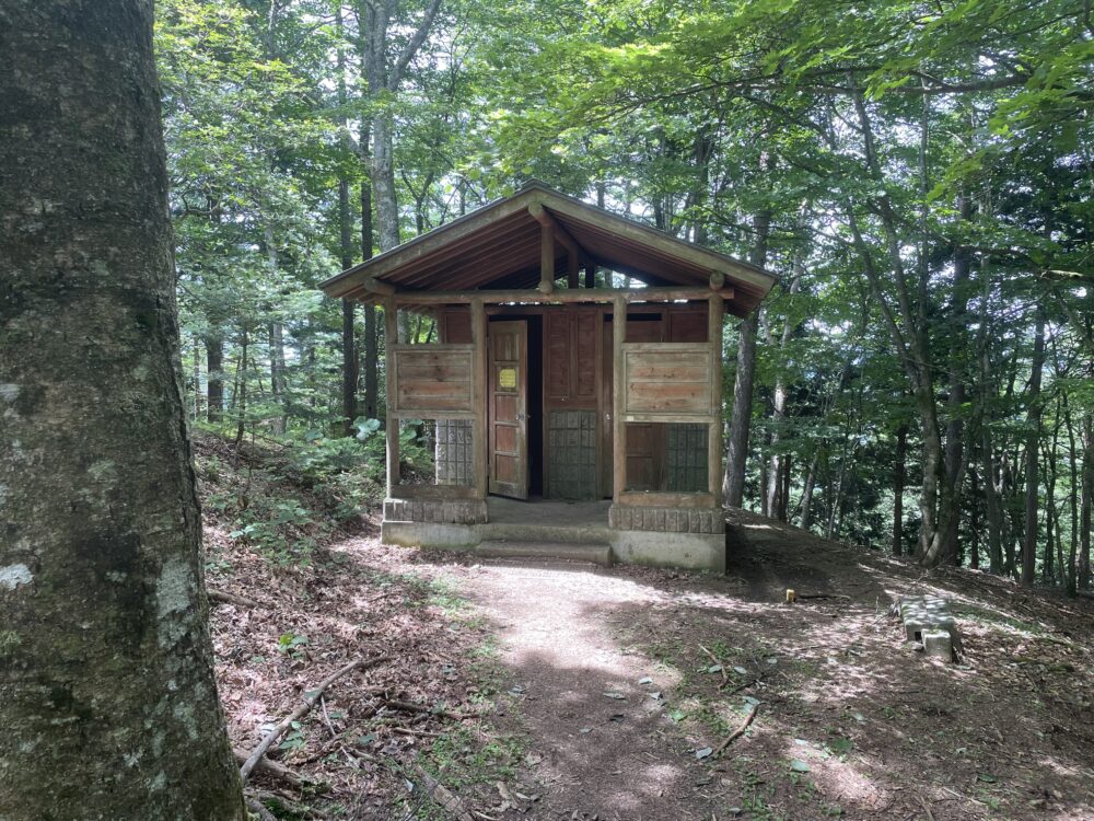 鷹ノ巣山避難小屋 トイレ