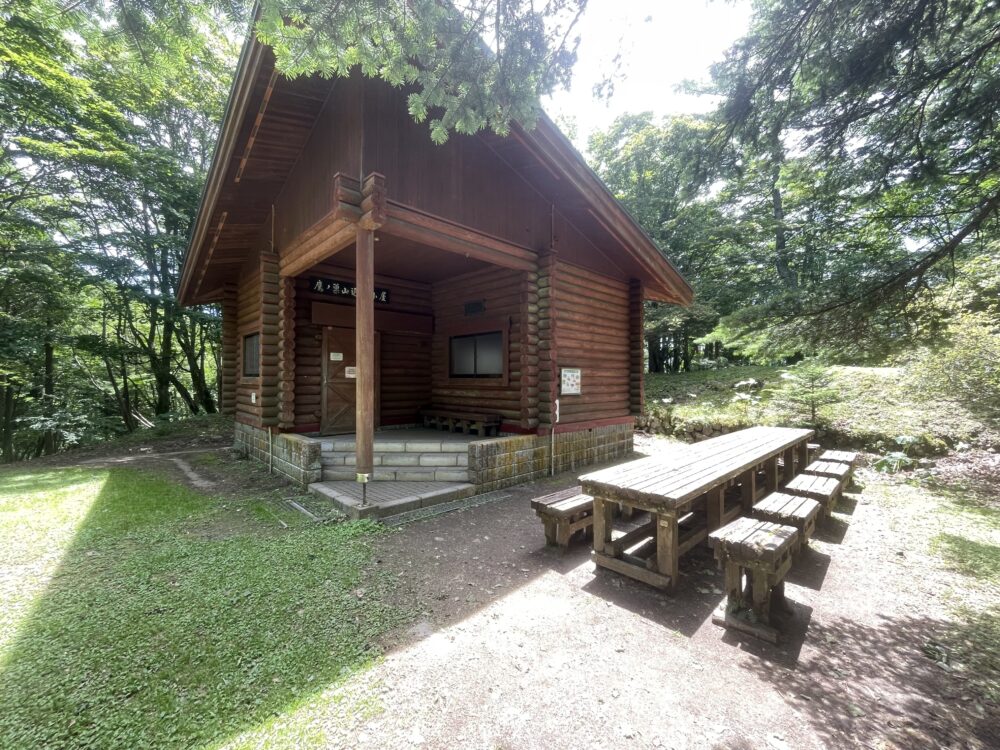 鷹ノ巣山避難小屋